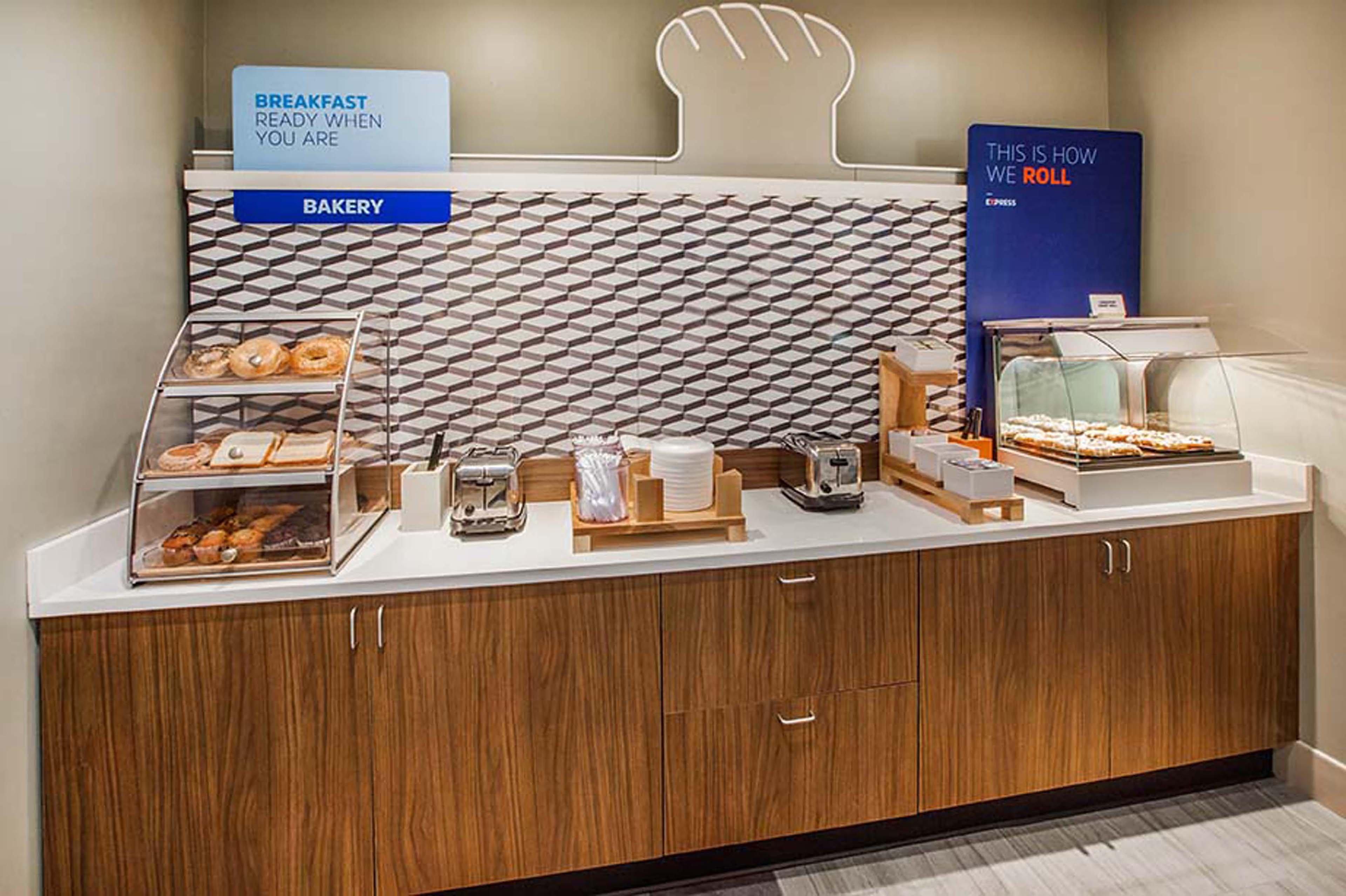 Holiday Inn Express Hotel & Suites Richmond By Ihg Экстерьер фото