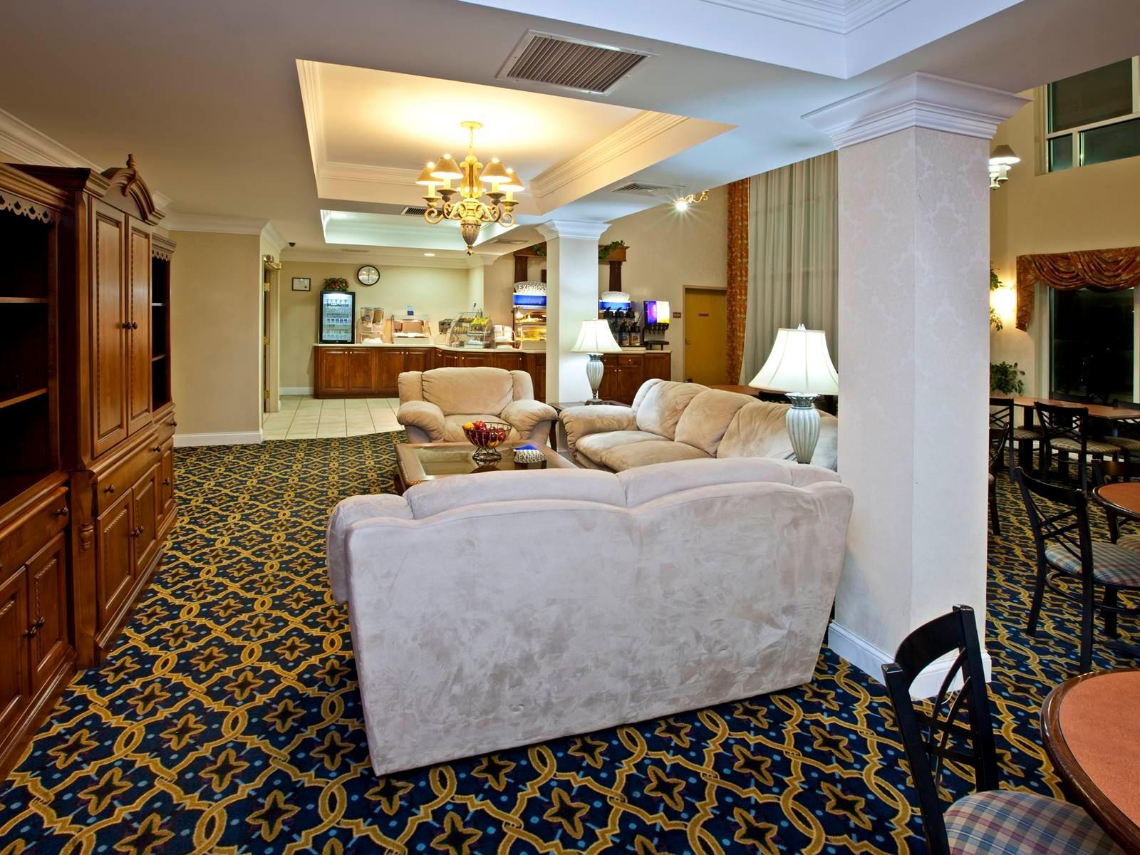 Holiday Inn Express Hotel & Suites Richmond By Ihg Экстерьер фото
