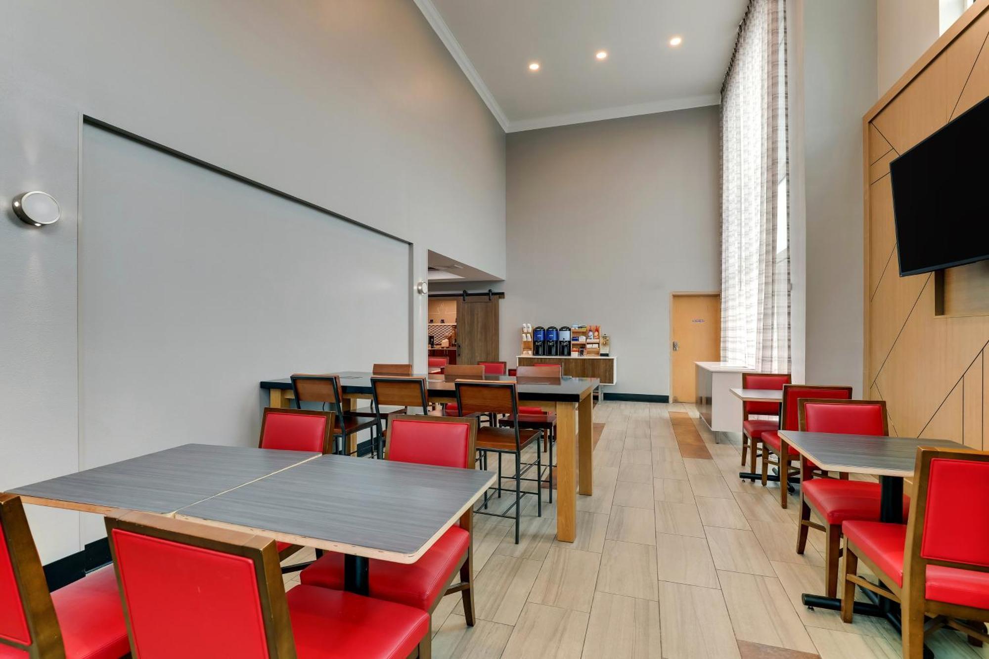 Holiday Inn Express Hotel & Suites Richmond By Ihg Экстерьер фото