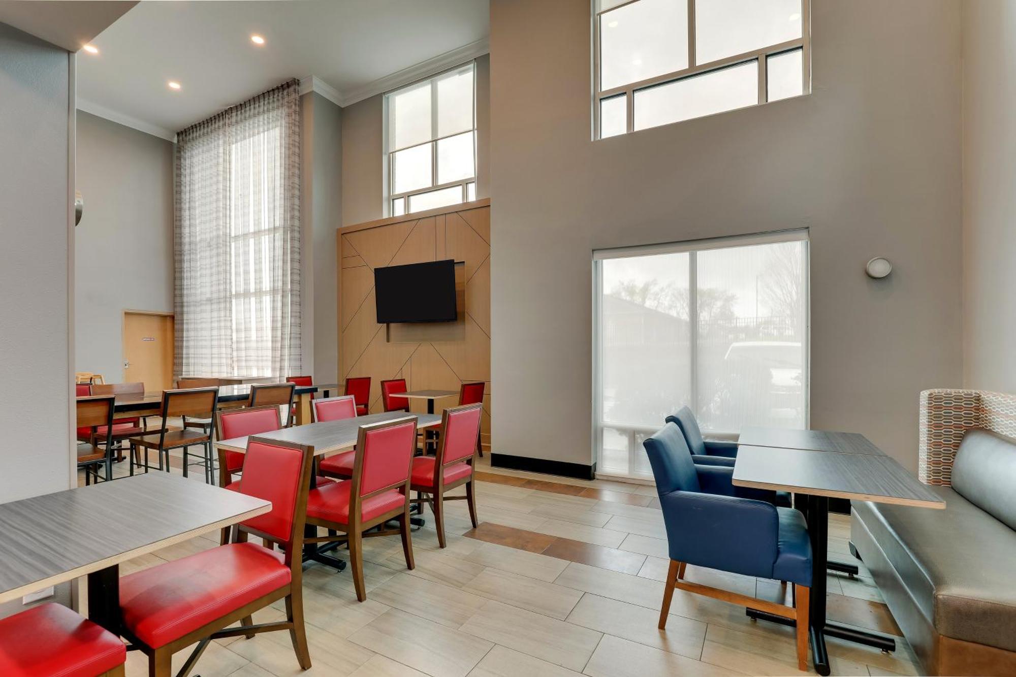 Holiday Inn Express Hotel & Suites Richmond By Ihg Экстерьер фото