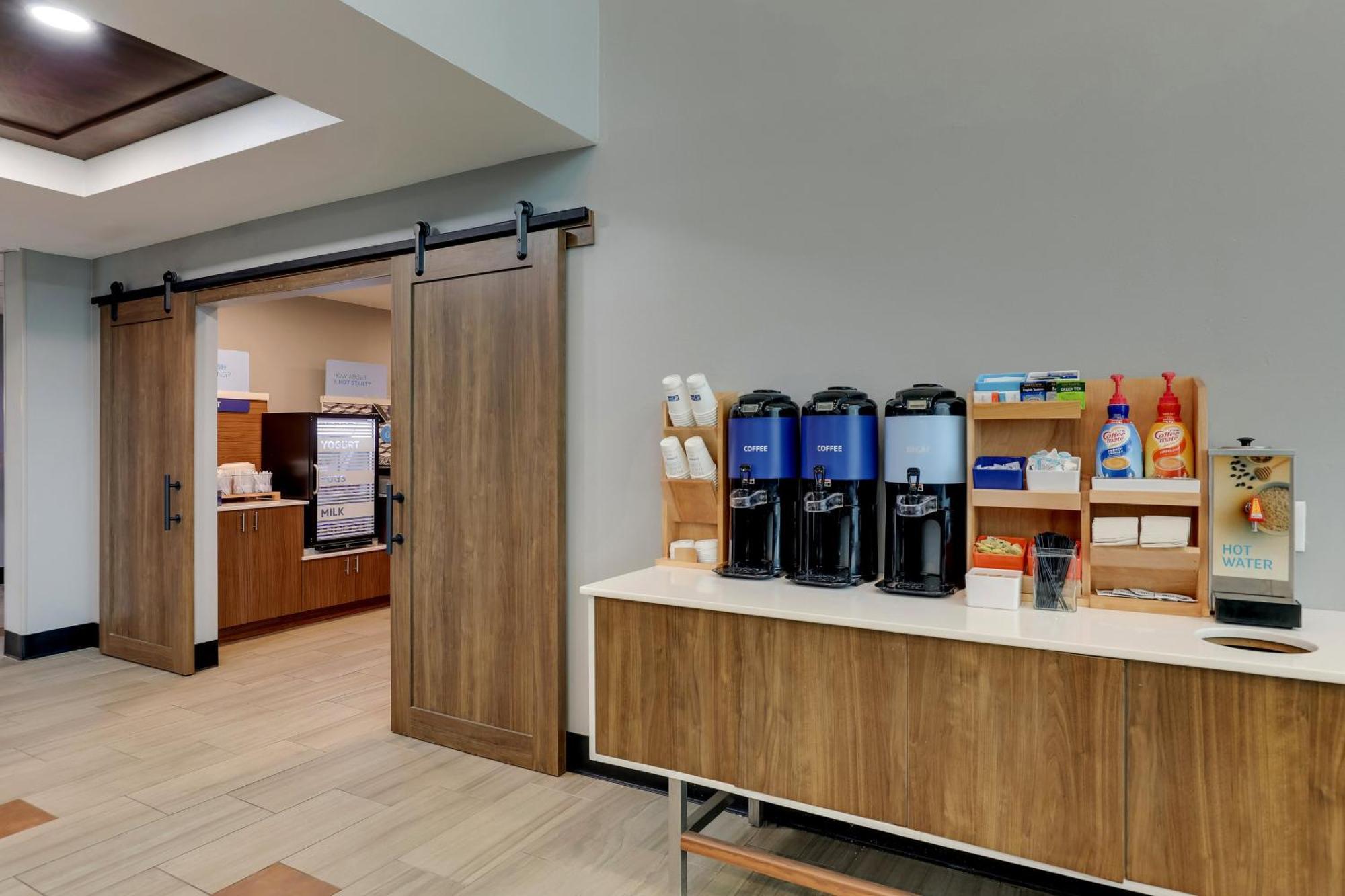 Holiday Inn Express Hotel & Suites Richmond By Ihg Экстерьер фото