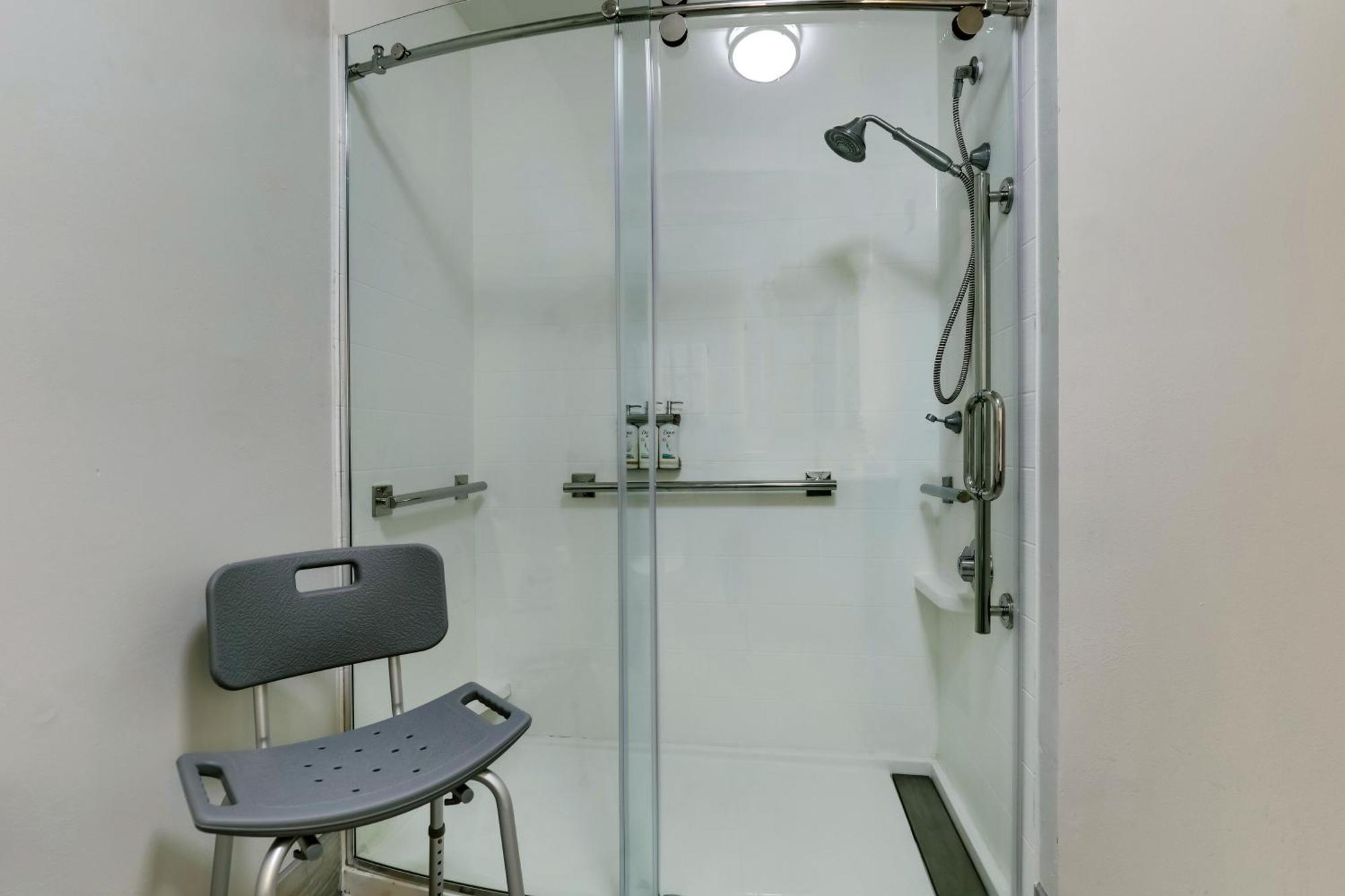 Holiday Inn Express Hotel & Suites Richmond By Ihg Экстерьер фото