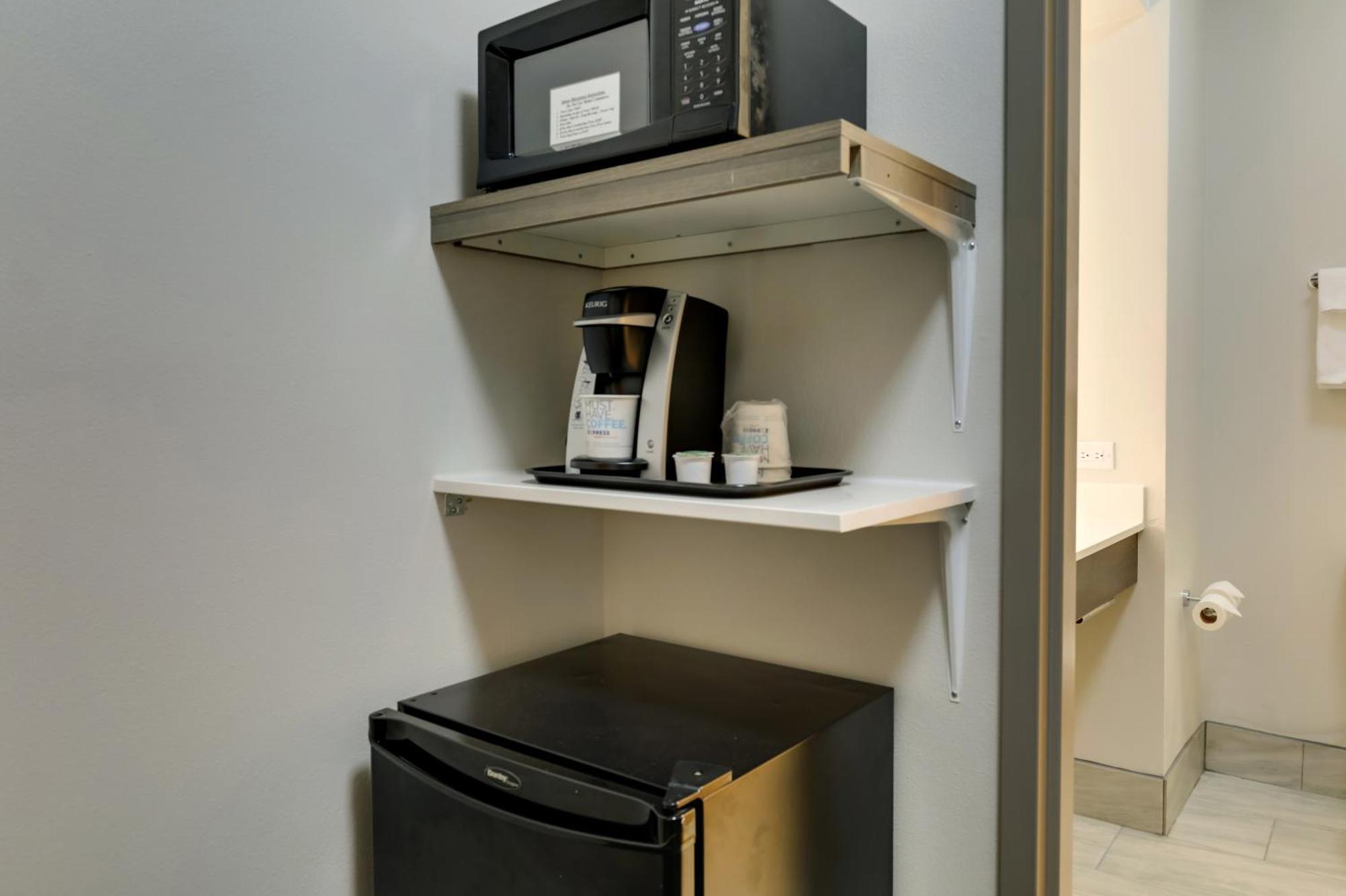 Holiday Inn Express Hotel & Suites Richmond By Ihg Экстерьер фото